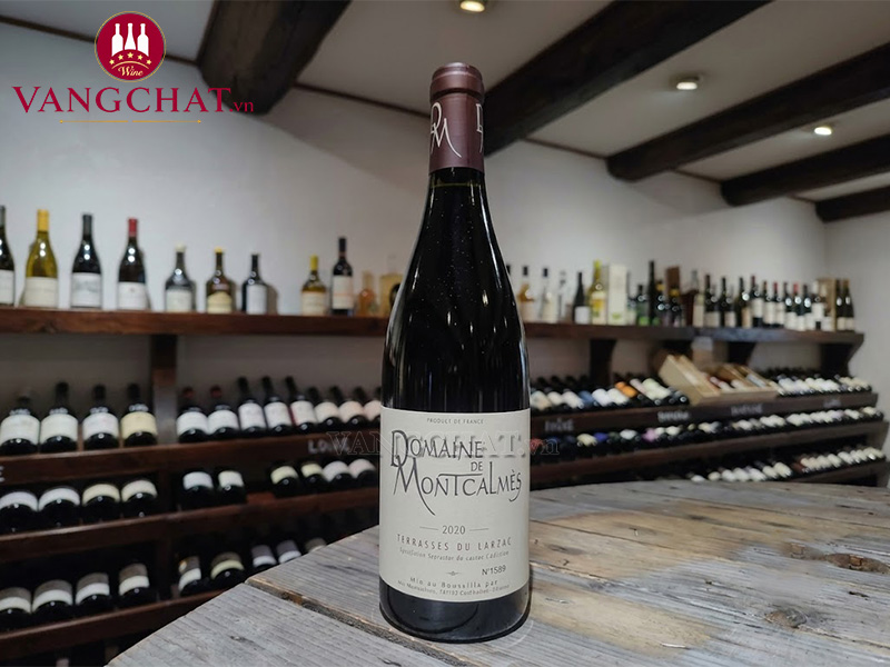 Cận cảnh nhãn chai rượu vang đỏ Domaine de Montcalmes Terrasses du Larzac