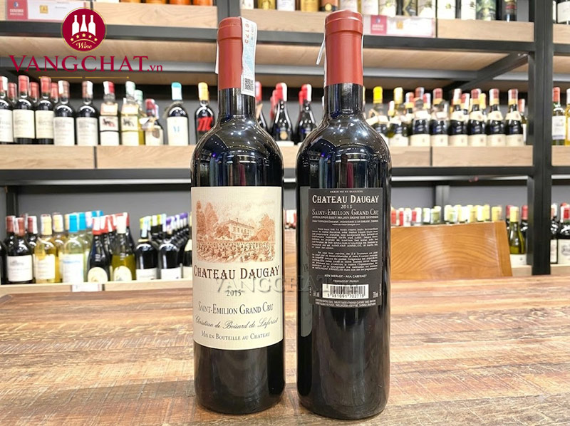 Cận cảnh nhãn chai rượu vang Chateau Daugay Grand Cru Classe