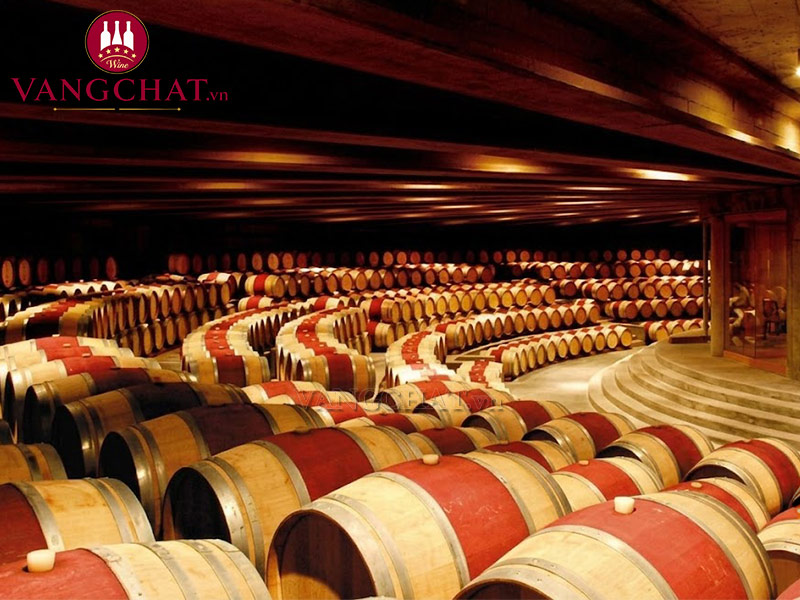 Quá trình ủ rượu vang Calvet Varietal Merlot trong thùng gỗ sồi