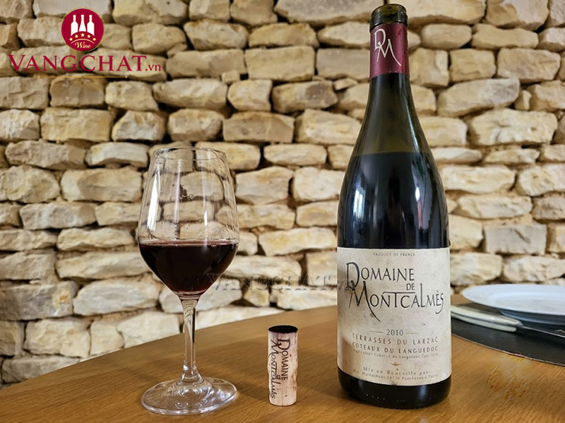 Ly vang kèm rượu vang đỏ Domaine de Montcalmes Terrasses du Larzac nhập khẩu chính hãng