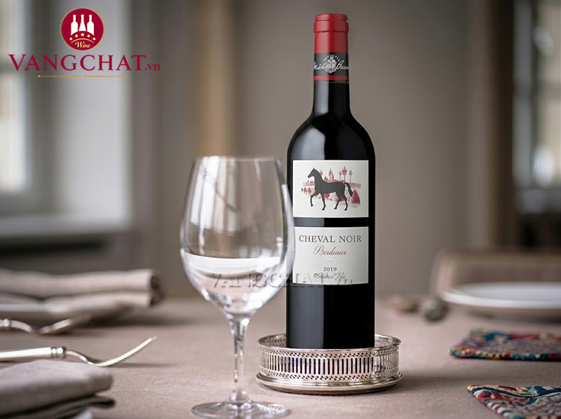 Ly rượu vang cùng vang đỏ Cheval Noir Bordeaux Rouge nhập khẩu chính hãng