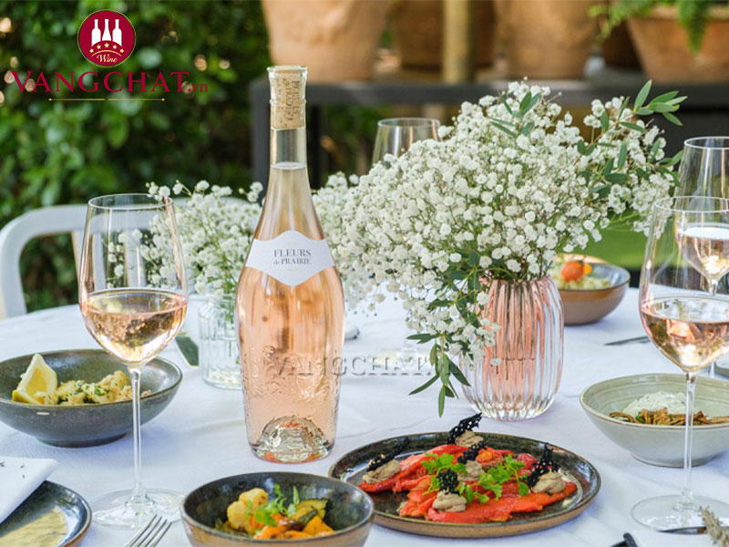 Thưởng thức rượu vang Fleurs de Prairie Cotes de Provence Rose cùng hải sản