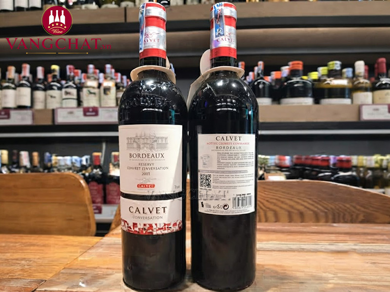 Cận cảnh nhãn chai rượu vang Calvet Conversation Merlot Cabernet