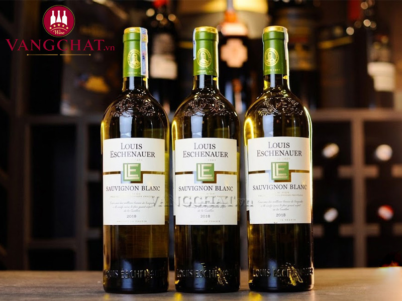 Cận chai rượu vang trắng VDP Louis Eschenauer Sauvignon Blanc