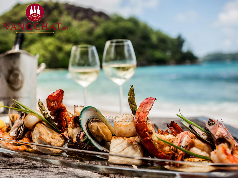 Thưởng thức rượu vang Jean Claude Mas Chardonnay Les Coteau cùng hải sản