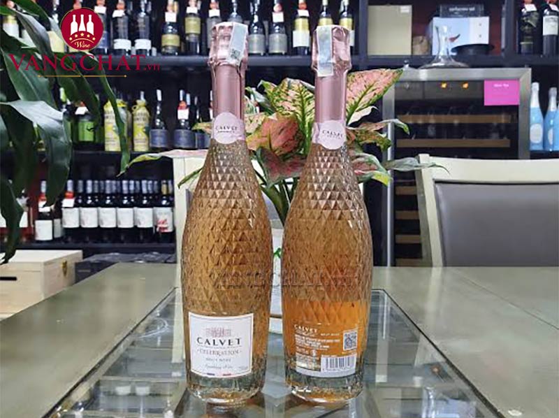 Cận nhãn rượu vang Calvet Celebration Sparkling Rosé chính hãng