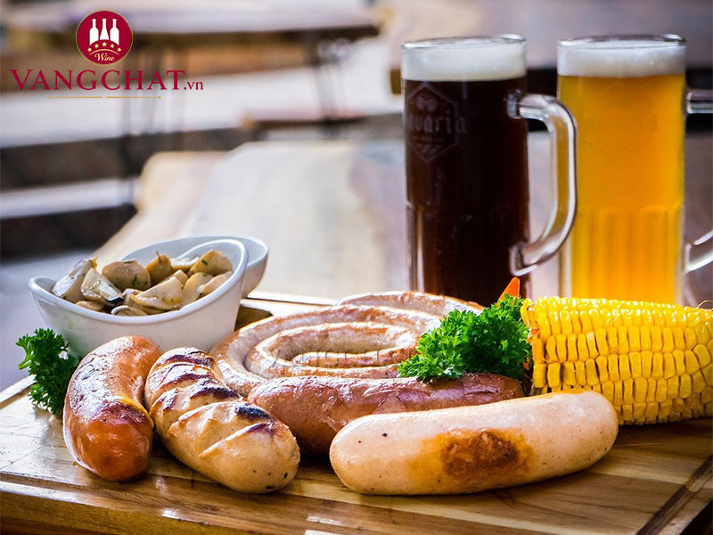Thưởng thức bia Schorsch Weizen cùng món ăn nhẹ
