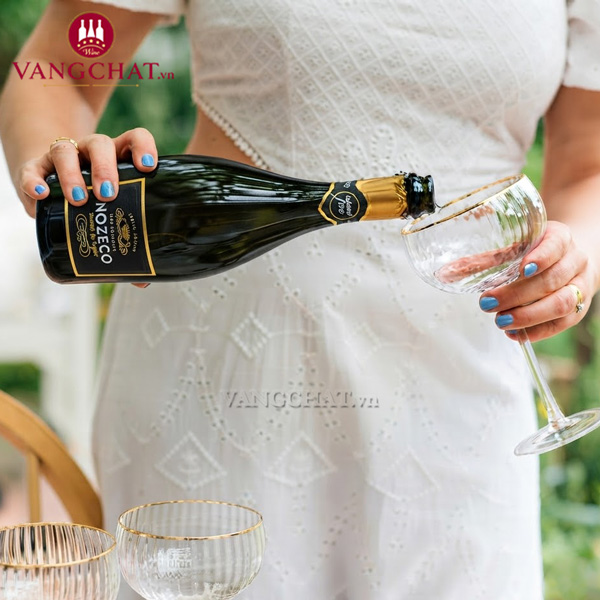 Thưởng thức chai rượu vang không cồn