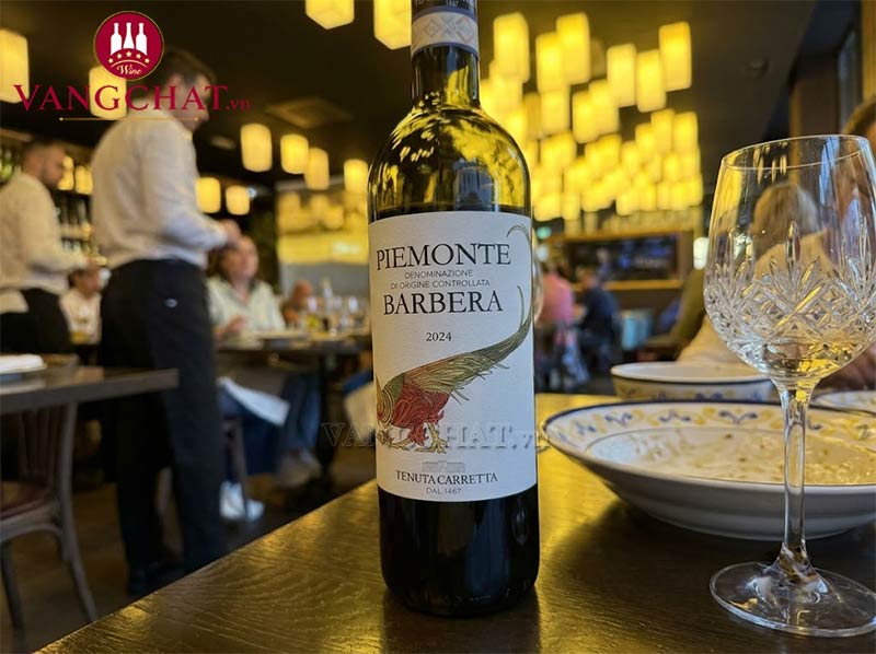 Cận chai rượu vang Tenuta Carretta Piemonte Barbera chính hãng