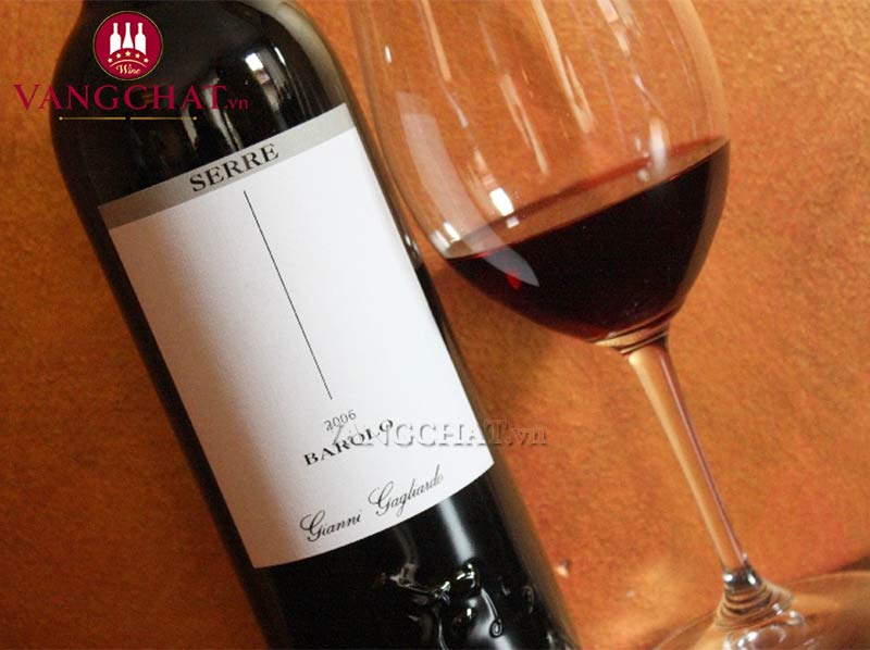 Cận ly vang đỏ Gianni Gagliardo Barolo DOCG Castelletto Serre
