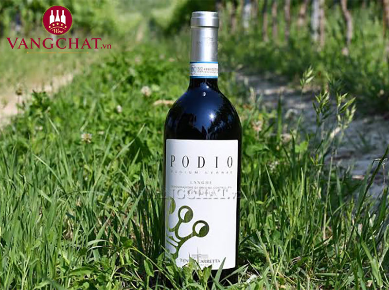 Cận chai rượu vang Tenuta Carretta Podio Podium Serrae Langhe DOC Nebbiolo chính hãng
