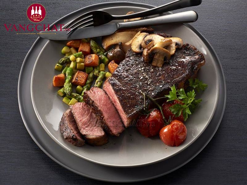 Thưởng thức steak cùng rượu vang Gianni Gagliardo Barolo DOCG Castelletto Serre