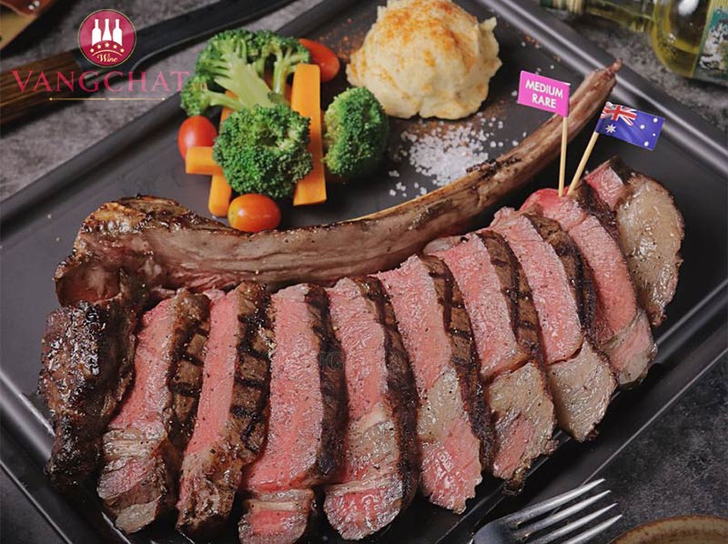 Thưởng thức sườn cùng rượu vang đỏ Mazzei Badiola Chianti Classico Gran Selezione Radda