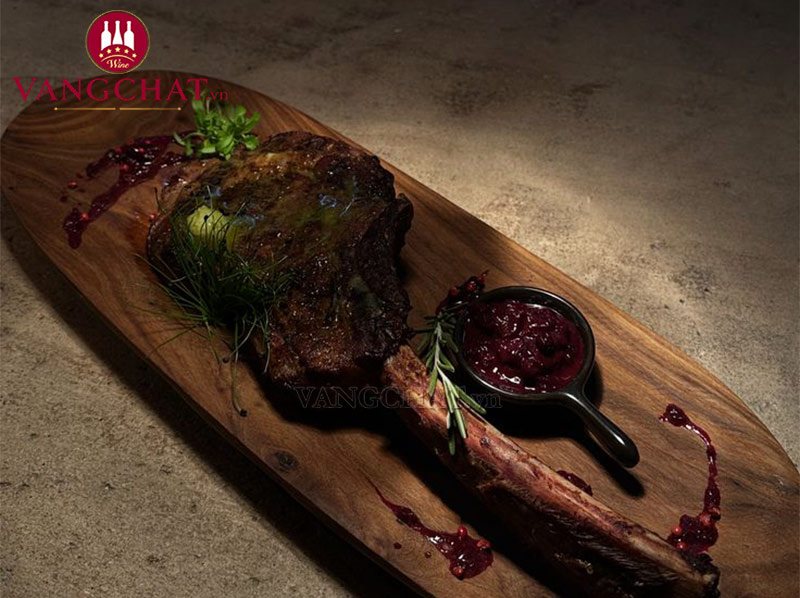 Thưởng thức thịt đỏ cùng rượu vang Tenuta Carretta Garassino Barbaresco DOCG