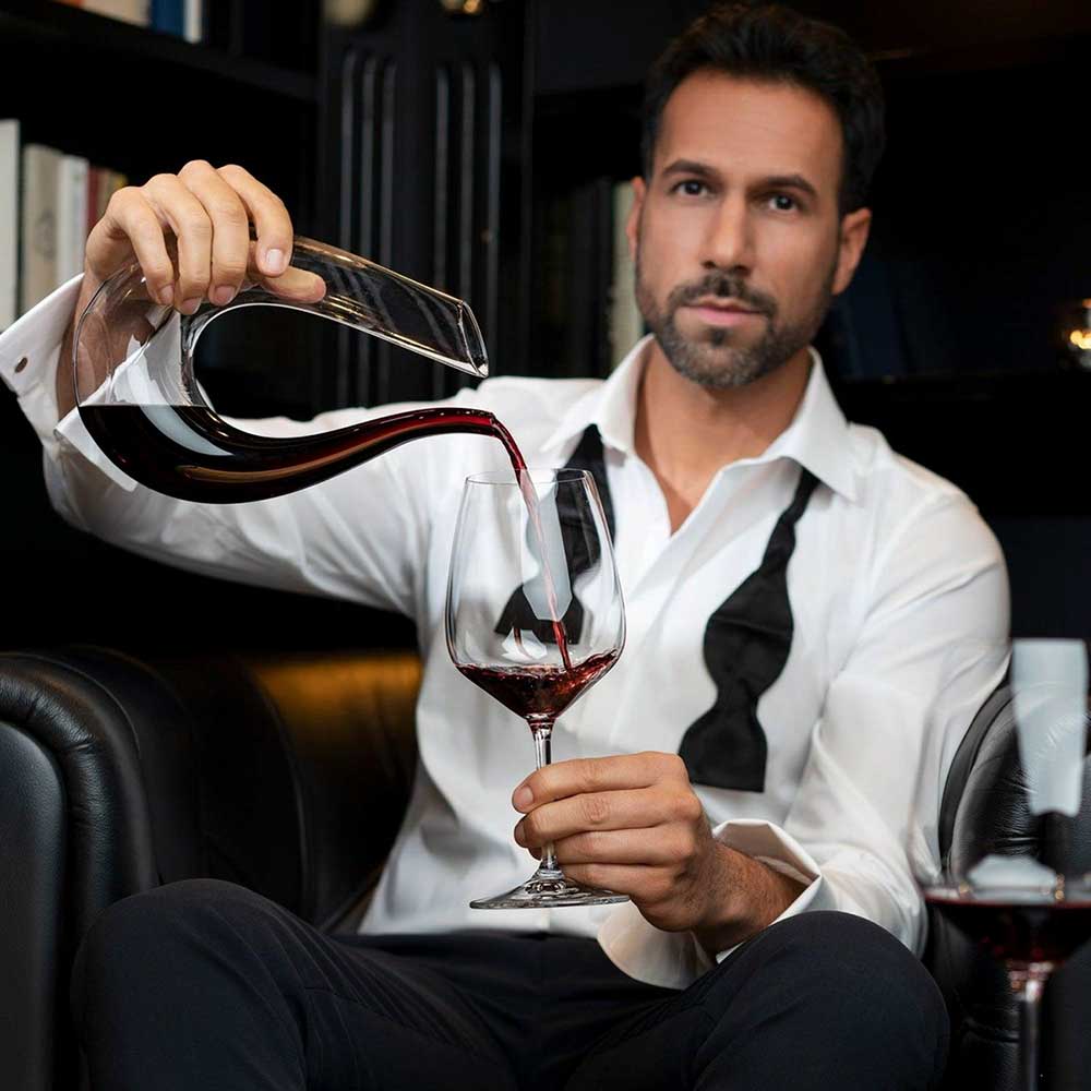 Phục vụ rượu vang bằng bình chiết Decanter