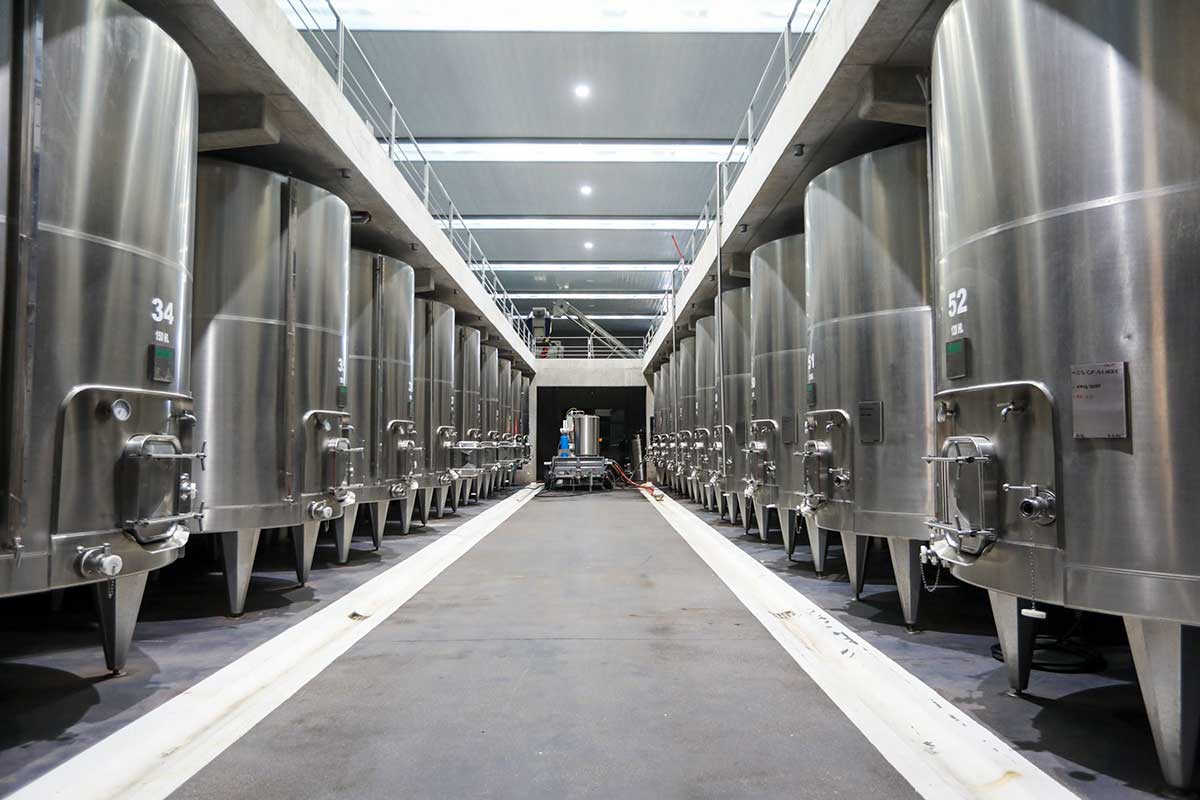 Hệ thống bồn lên men hiện đại tại nhà máy sản xuất rượu vang
