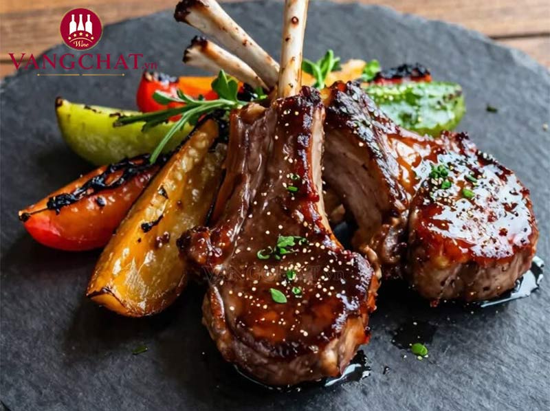 Thưởng thức thịt đỏ cùng rượu vang Ý Tuarita Perlato del Bosco Toscana Sangiovese