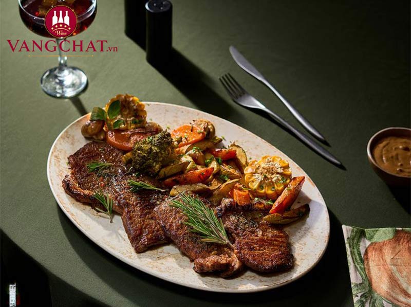 Thưởng thức steak cùng rượu vang Tuarita Palazzetto Rosso Toscana