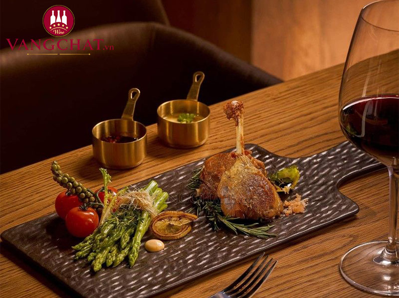 Thưởng thức thịt cùng rượu vang Mazzei Tenuta Belguardo Maremma Toscana Rosso Riserva